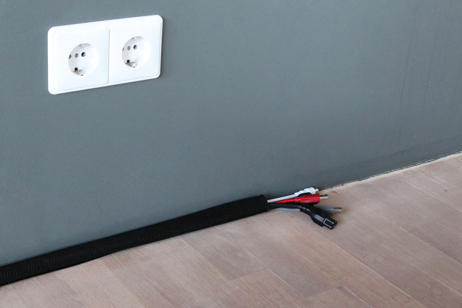LTC cable tube Kabelführung am Boden schwarz
